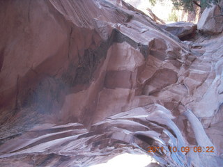 48 7q9. Arches National Park - Devil's Garden hike - Double-O Arch from inside