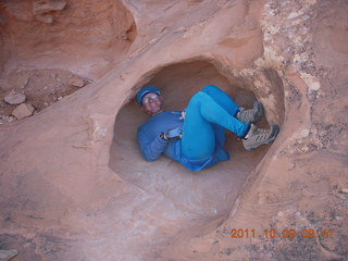 69 7q9. Arches National Park - Devil's Garden hike - Adam in hole in rock