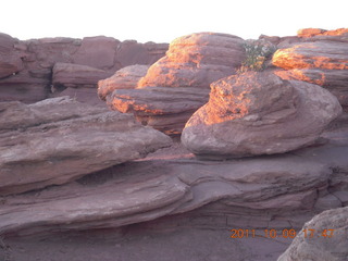 192 7q9. Dead Horse Point sunset - rocks
