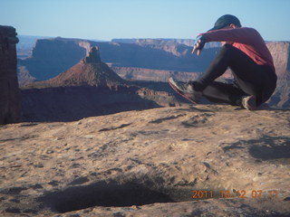 32 7qc. Dead Horse Point hike - Big Horn - Adam trying to sit down in ten seconds