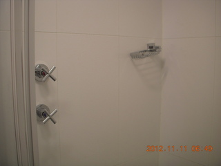 Sydney Airport Hotel - shower
