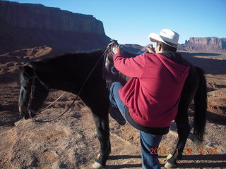 99 83q. Monument Valley tour - horseman mounting at John Ford point