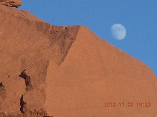 183 83q. Monument Valley tour - moon