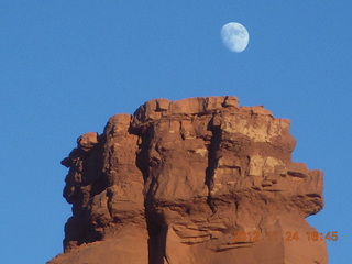 202 83q. Monument Valley tour - moon