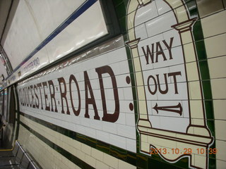 9 8ev. Gloucester Road tube station WAY OUT