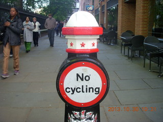 London tour - St. Paul Cathedral - NO CYCLING sign