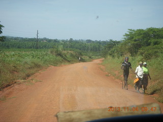 Uganda - drive to chimpanzee park