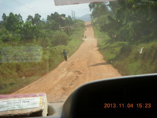 95 8f4. Uganda - drive to chimpanzee park