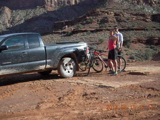 Canyonlands National Park - Shaefer switchbacks drive - mountain bicyclists