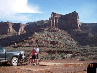 Canyonlands National Park - Shaefer switchbacks drive - mountain bicyclists