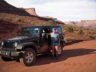 384 8mf. Canyonlands National Park - Shaefer switchbacks drive - Jeep + Adam