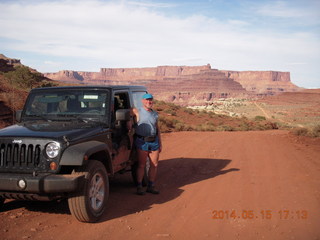385 8mf. Canyonlands National Park - Shaefer switchbacks drive - Jeep + Adam