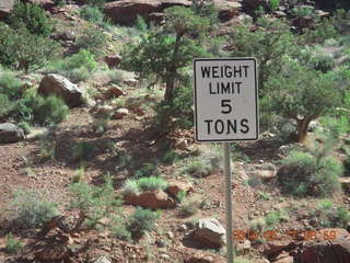 Onion Creek drive - Weight Limit 5 Tons sign