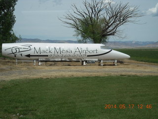 137 8mh. Mack Mesa airport sign
