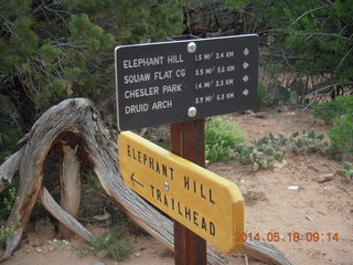 66 8mj. Canyonlands National Park - Needles - Elephant Hill + Chesler Park hike sign