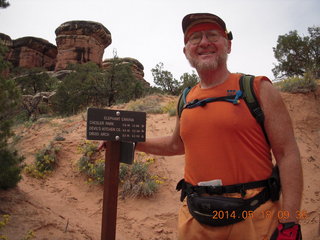 89 8mj. Canyonlands National Park - Needles - Elephant Hill + Chesler Park hike - sign + Adam