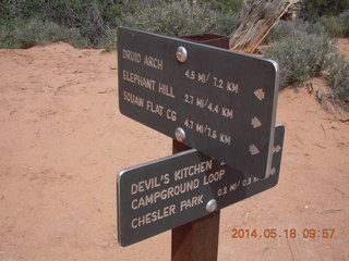 105 8mj. Canyonlands National Park - Needles - Elephant Hill + Chesler Park hike sign