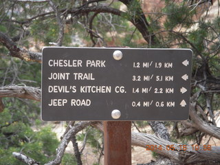 154 8mj. Canyonlands National Park - Needles - Elephant Hill + Chesler Park hike - sign