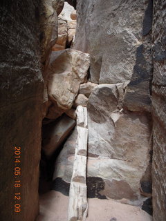 Canyonlands National Park - Needles - Elephant Hill + Chesler Park hike - slot or fissure - steps
