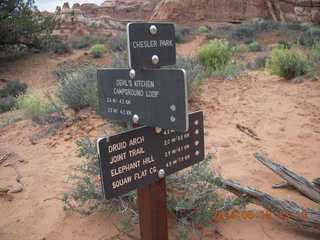 300 8mj. Canyonlands National Park - Needles - Elephant Hill + Chesler Park hike - sign