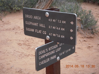 316 8mj. Canyonlands National Park - Needles - Elephant Hill + Chesler Park hike - sign
