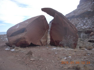 62 8v4. Canyonlands National Park - Lathrop trail hike - big rocks