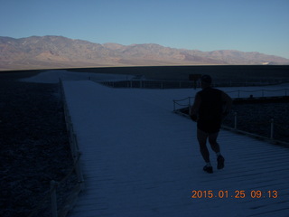 2622 8vr. Death Valley - Badwater Basin - Adam running