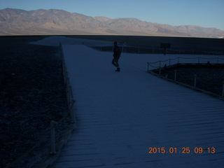 2623 8vr. Death Valley - Badwater Basin - Adam running