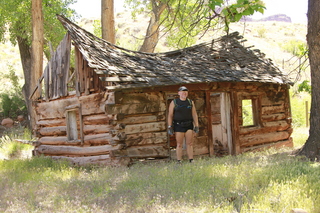 335 8zv. Beaver Creek Canyon hike - cabin and Adam
