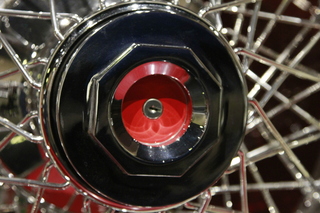 350 8zv. Gateway car museum - Duesenberg wheel