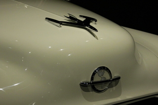 358 8zv. Gateway car museum - jet hood ornament