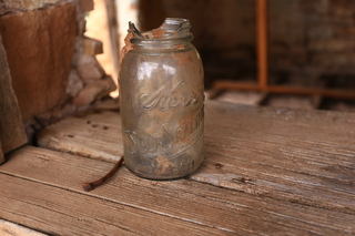 318 8zw. Calamity Mine camp site - Kerr Mason jar