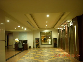 6 98s. Royal River Hotel - lobby