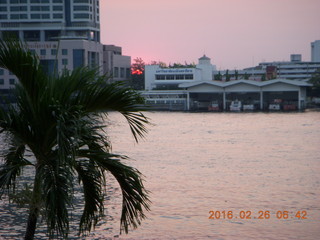 10 98s. Bangkok - Royal River Hotel - sunrise
