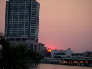 14 98s. Bangkok - Royal River Hotel - sunrise