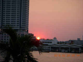 16 98s. Bangkok - Royal River Hotel - sunrise