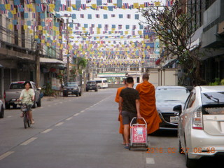 6 98t. Bangkok run - monks