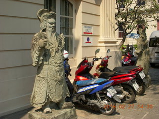 107 98t. Bangkok - Royal Palace - motorcycles