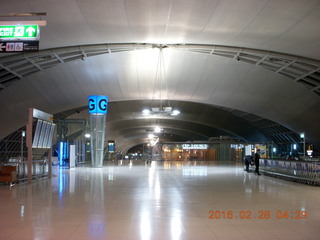 17 98u. Bangkok Suvarnabhumi Airport - empty terminals early in the morning
