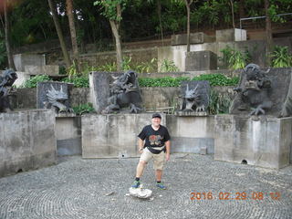 25 98v. Singapore - Adam and gargoyle-type sculture