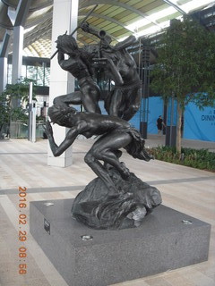 60 98v. Singapore - sculpture