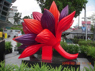 130 98v. Singapore sculpture