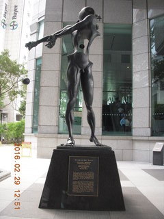 186 98v. Singapore - Dali sculpture