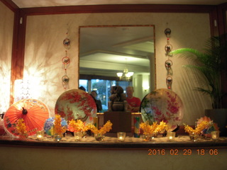 225 98v. Singapore dinner restaurant ornaments