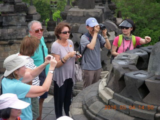 110 994. Indonesia - Borobudur temple - people