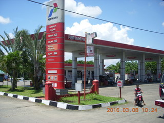 195 998. Indonesia - drive back - petrol (gas) station