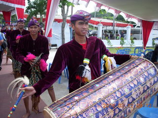 14 99c. Indonesia - Lombok - tender boat ride - harbor musicians +++