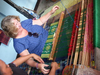 78 99c. Indonesia - Lombok - loom-weaving village