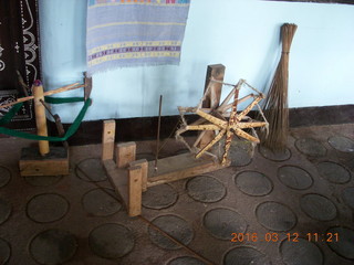 86 99c. Indonesia - Lombok - loom-weaving village
