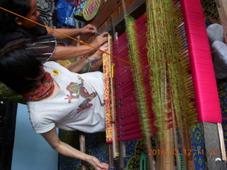 90 99c. Indonesia - Lombok - loom-weaving village